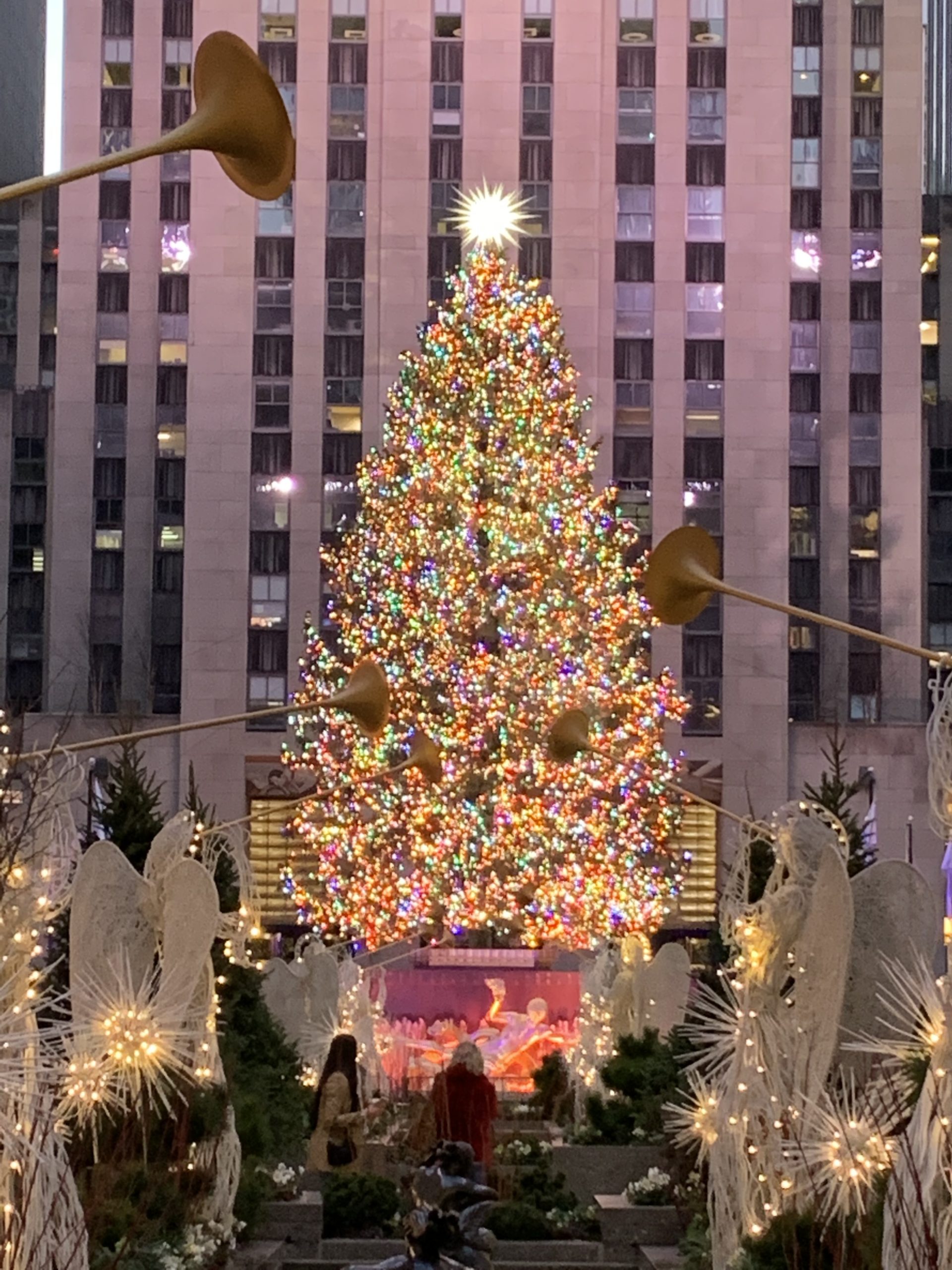 点灯されたロックフェラーセンターのクリスマスツリー