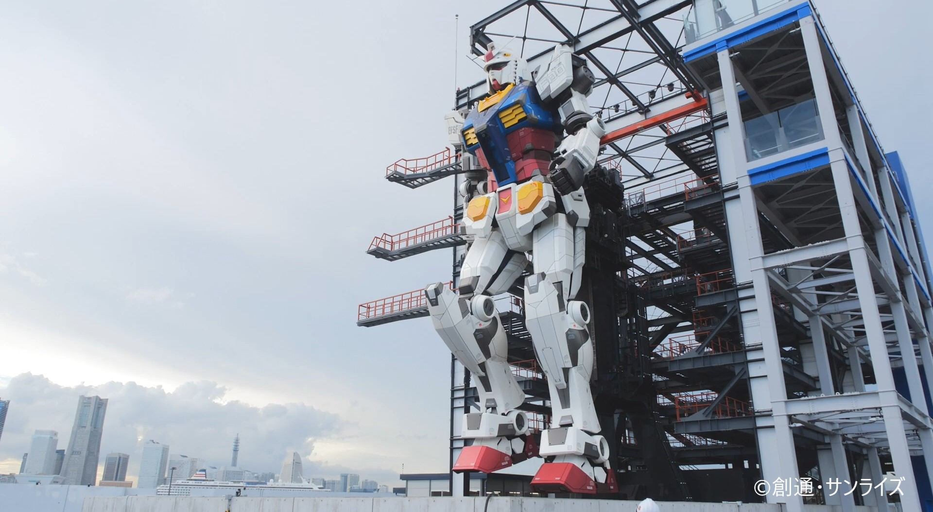 Giant Gundam robot Yokohama Japan moving