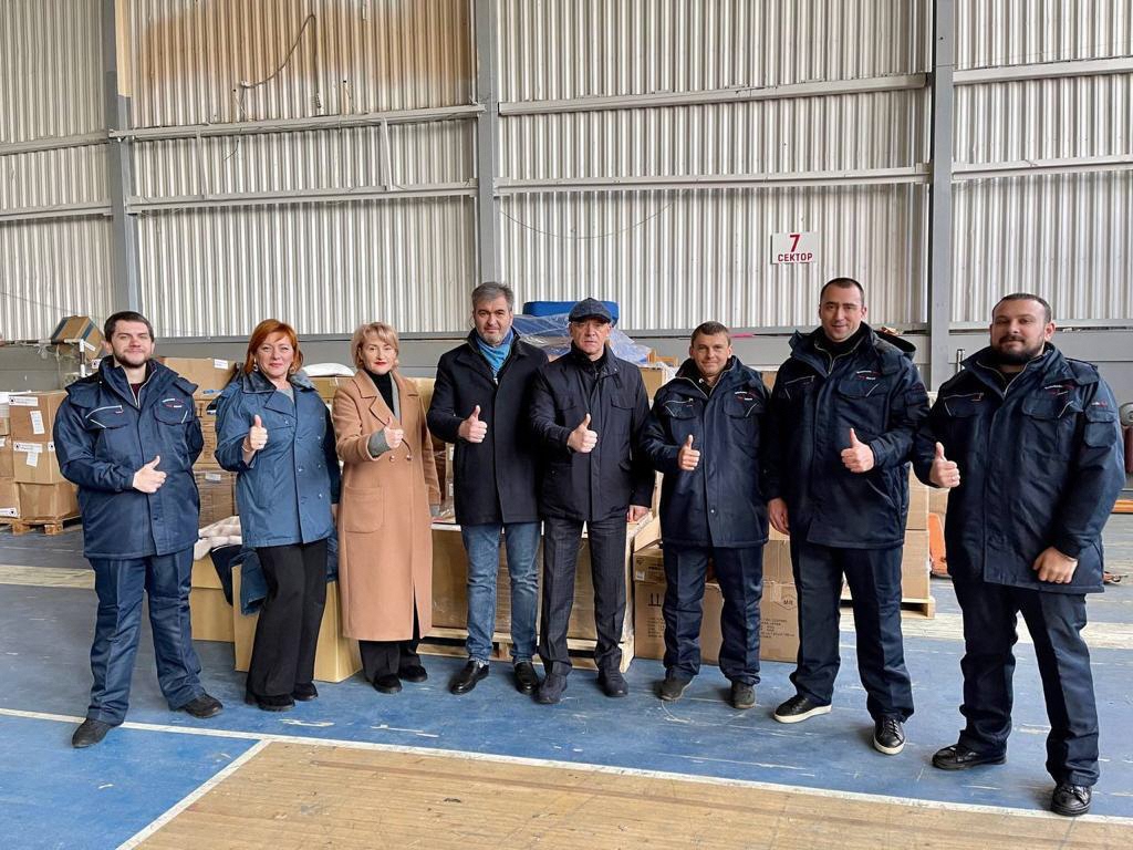 Gennadiy Trukhanov, Mayor of Odesa City (fifth from the left) and city officials wearing winter clothes from Yokohama City