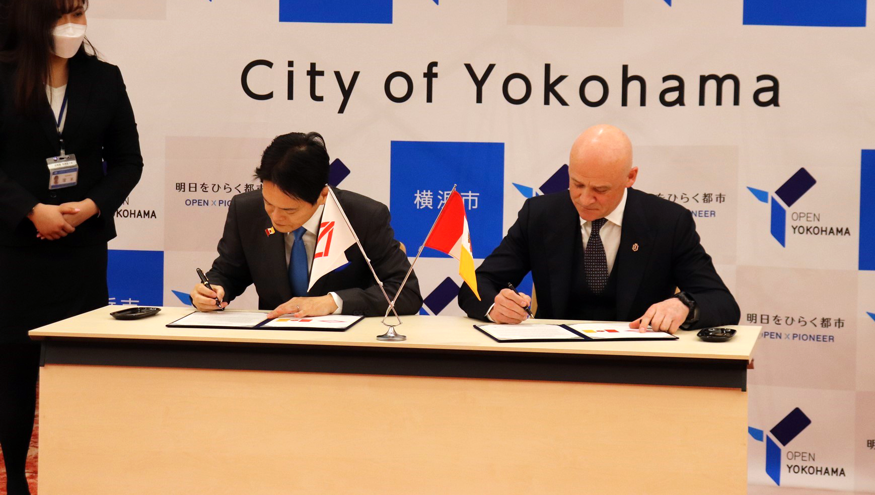 Odesa Mayor Gennadiy Trukhanov and Yokohama Mayor Takeharu Yamanaka in Yokohama, Japan