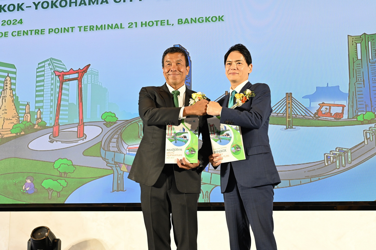 Yokohama Mayor Takeharu Yamanaka and Bangkok Governor Chadchart Sittipunt announce the Bangkok Energy Action Plan