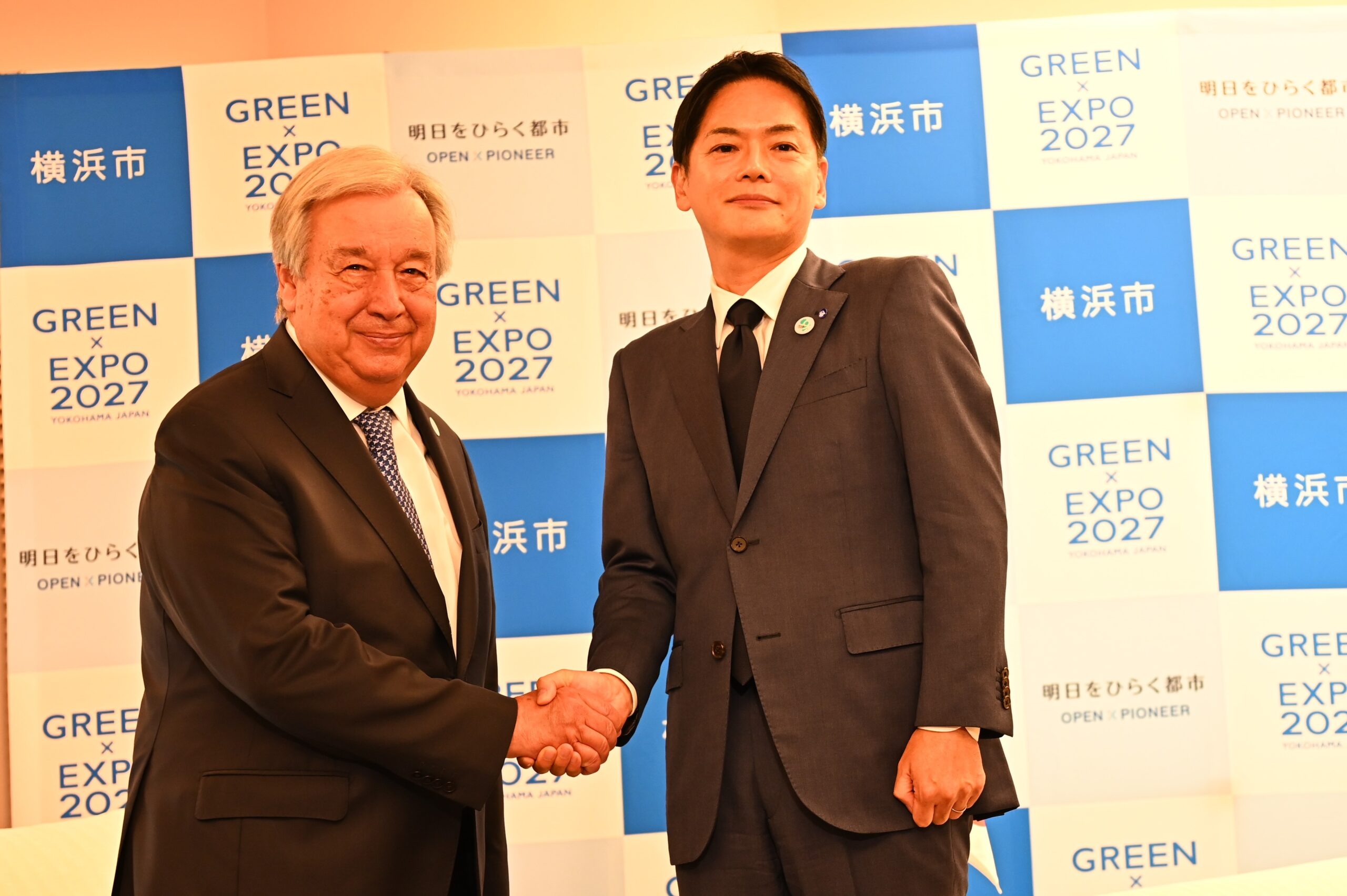 Yokohama Mayor Yamanaka shakes hands with UN Secretary General António Guterres