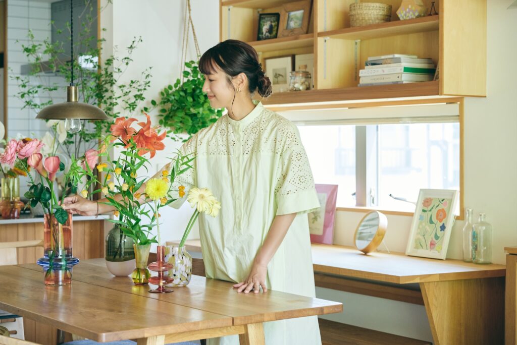 002-1024x684 a woman arranges flolwers