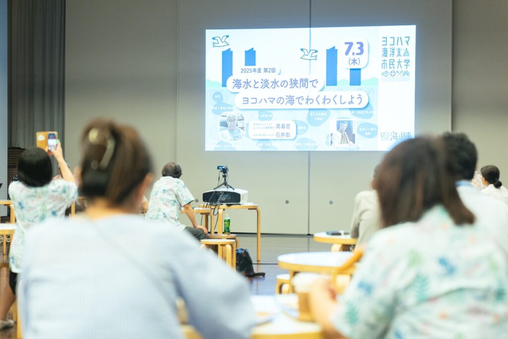 20250703_33-大-1024x684 students in class looking at a projector