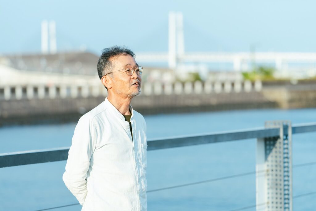 20250703_6-大-1024x684 a man standing in front of the sea
