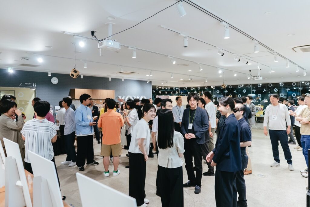 20250711_102-大-1024x684 a crowd of people mingling