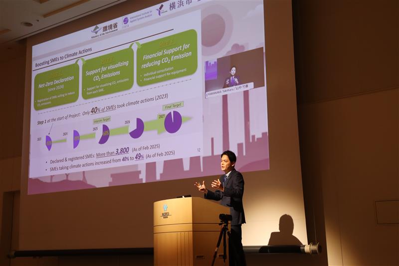 Mayor Yamanaka presenting Yokohama’s initiatives at a climate conference